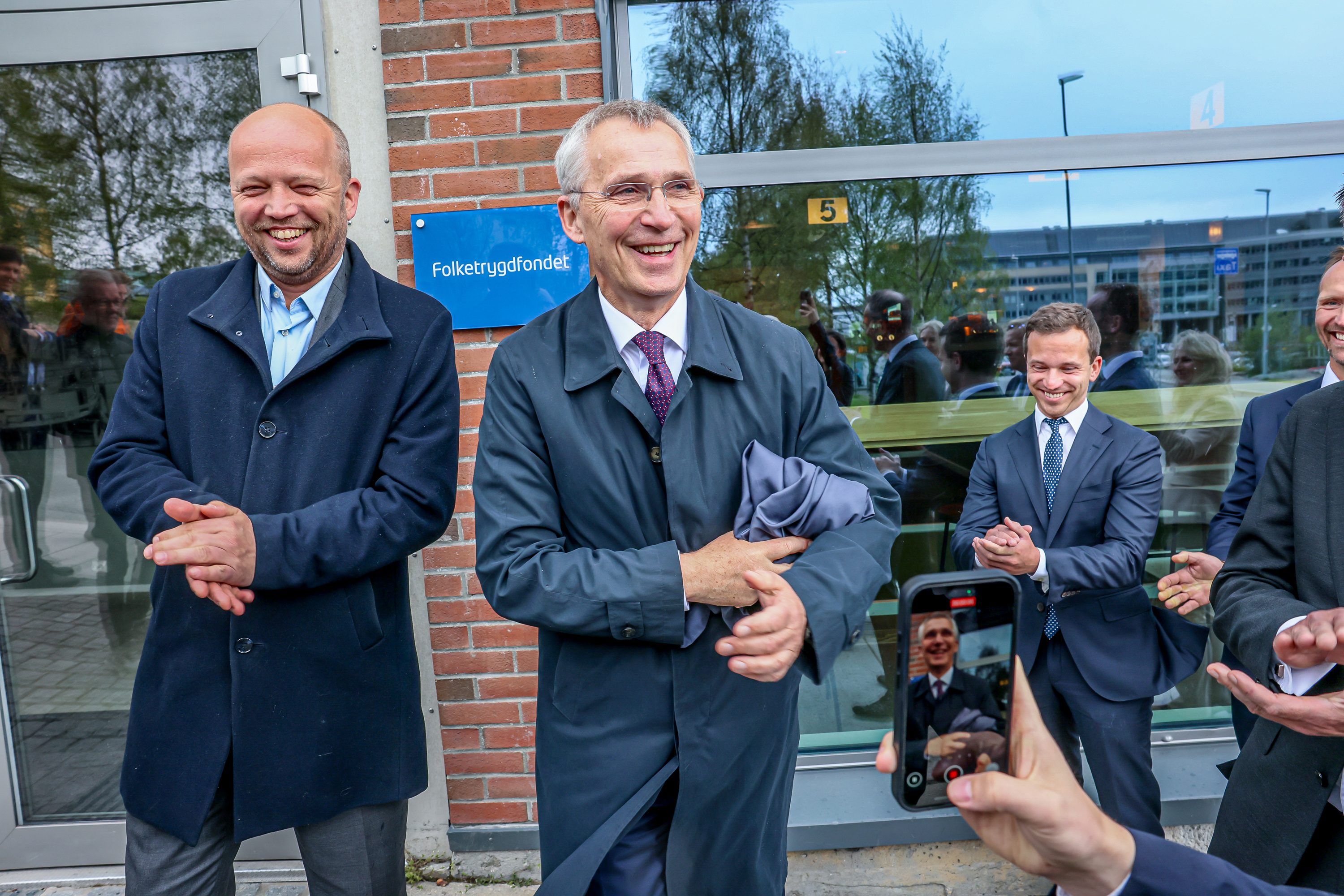 Bildet viser finansminister Jens Stoltenberg (Ap) og stortingsrepresentant Trygve Slagsvold Vedum som åpner Statens fond i Tromsø.
