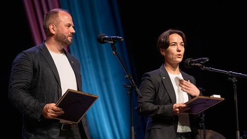 Leiar for Støttegruppa 25. juni Espen Evjenth og leiar for ukrainske Insight Olena Shevchenko mottok den aller første Kim Friele sin minnepris under 50-års markeringa av Oslo Pride på Den Norske Opera & Ballett 19. juni. Credit: Erik Berg/Den Norske Opera & Ballett Prisvinnarane på scena i Operaen